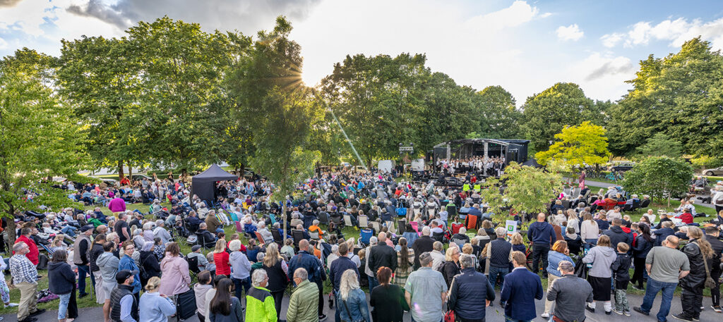 Publik i parken