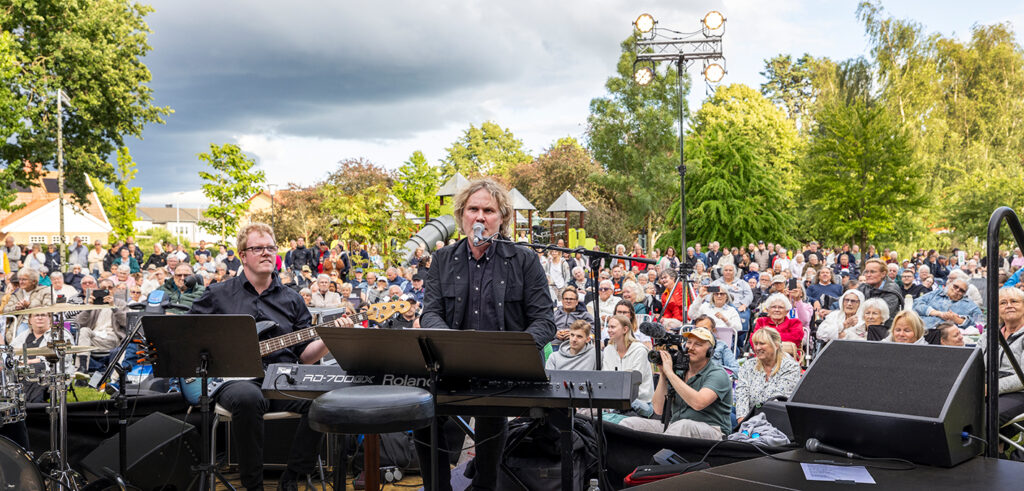 Göran vid pianot.